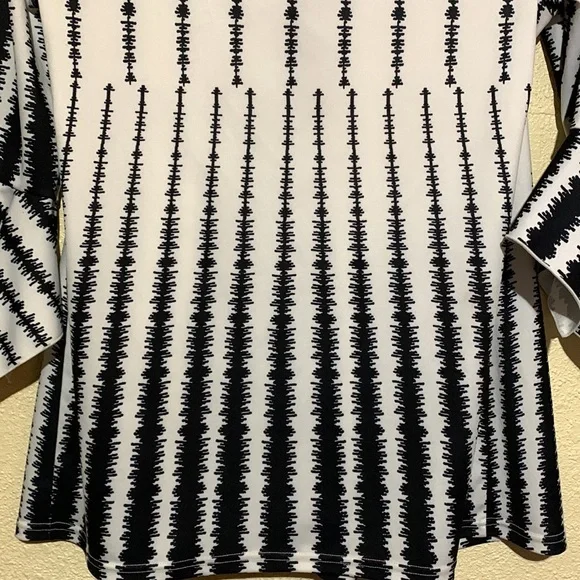 Top Blouse Black White Print Size M Unlisted Brand Stretchy Pullover - Picture 11 of 12